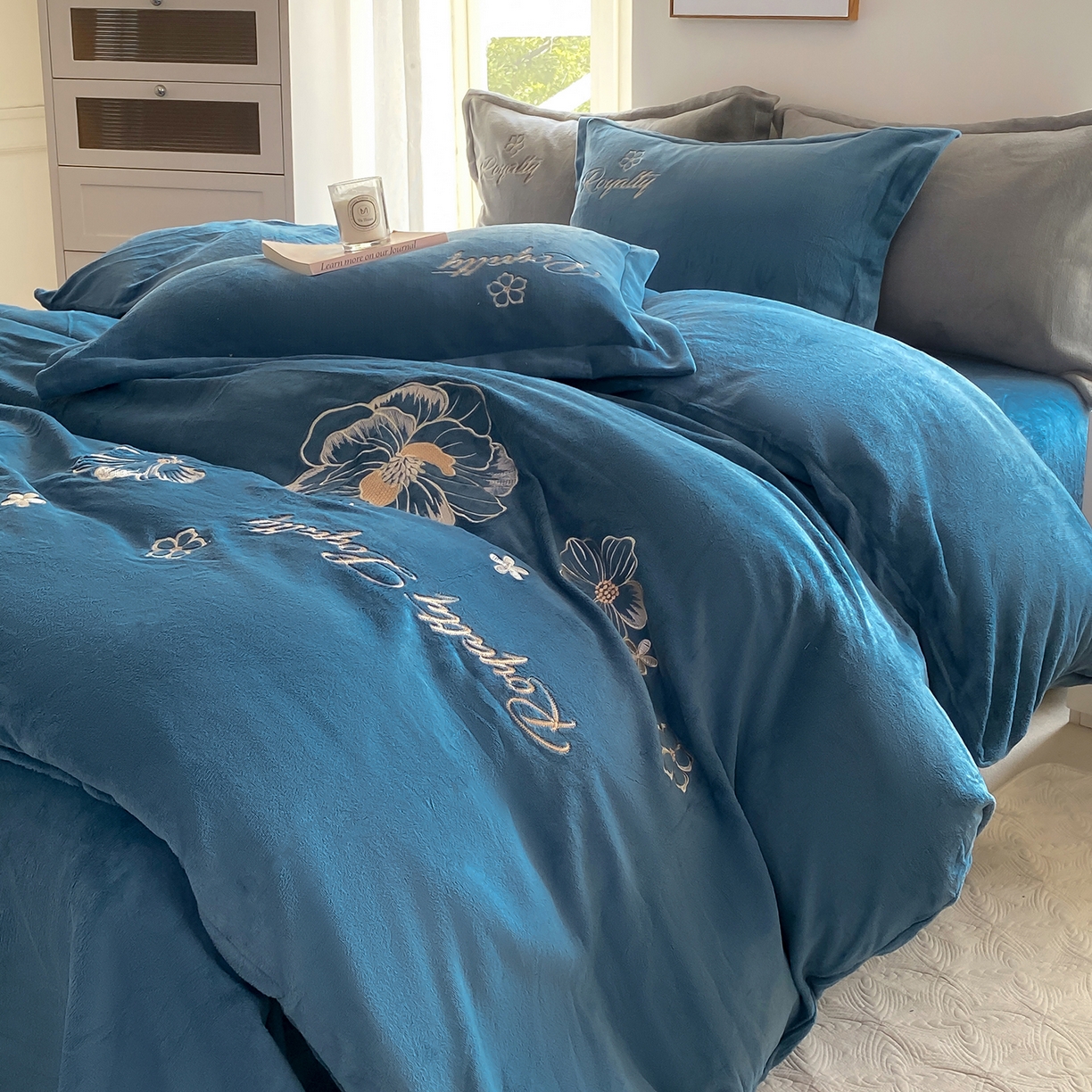 91家纺网 家纺一手货源 找家纺 （总）悦织湾家纺 2025新款绣花200克重牛奶绒四件套刺绣3.5万针7斤重高密加厚保暖跨境专供外贸出口电商热销款