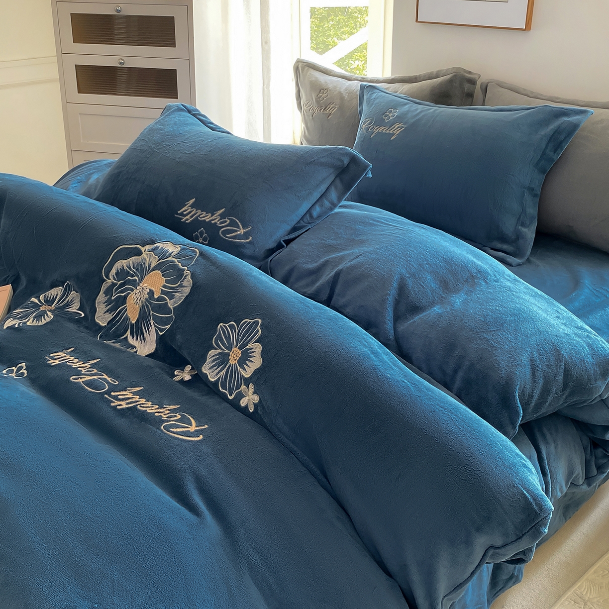 91家纺网 家纺一手货源 找家纺 （总）悦织湾家纺 2025新款绣花200克重牛奶绒四件套刺绣3.5万针7斤重高密加厚保暖跨境专供外贸出口电商热销款