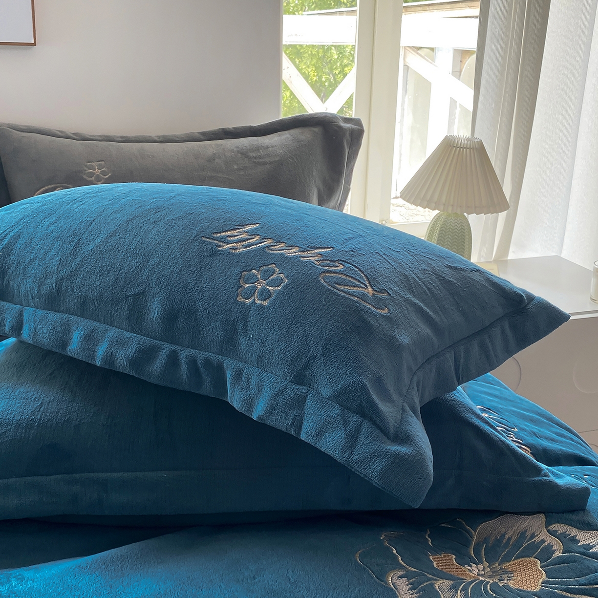 91家纺网 家纺一手货源 找家纺 （总）悦织湾家纺 2025新款绣花200克重牛奶绒四件套刺绣3.5万针7斤重高密加厚保暖跨境专供外贸出口电商热销款