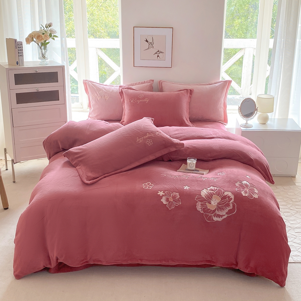 91家纺网 家纺一手货源 找家纺 （总）悦织湾家纺 2025新款绣花200克重牛奶绒四件套刺绣3.5万针7斤重高密加厚保暖跨境专供外贸出口电商热销款