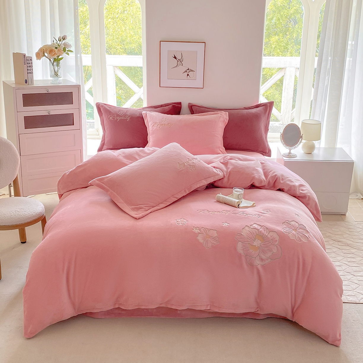 91家纺网 家纺一手货源 找家纺 （总）悦织湾家纺 2025新款绣花200克重牛奶绒四件套刺绣3.5万针7斤重高密加厚保暖跨境专供外贸出口电商热销款