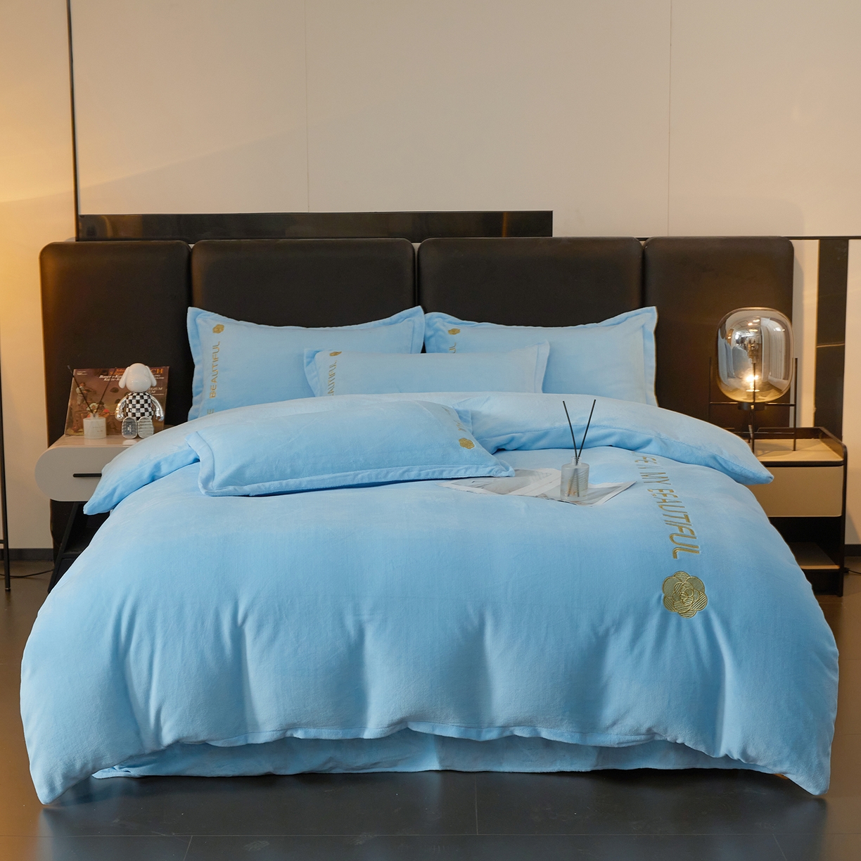 91家纺网 家纺一手货源 找家纺 （总）悦织湾家纺 2025新款绣花200克重牛奶绒四件套刺绣3.5万针7斤重高密加厚保暖跨境专供外贸出口电商热销款