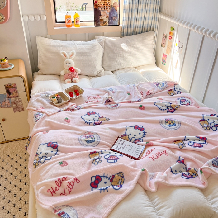 91家纺网 家纺一手货源 找家纺 妖妖家纺 2025新款正版三丽鸥双面印花牛奶绒多功能四季款毛毯空调毯 KT猫和熊