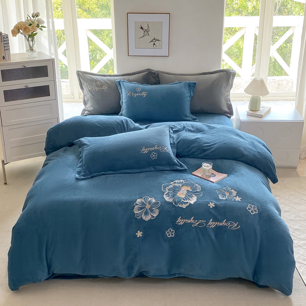悦织湾家纺 2025新款绣花200克重牛奶绒四件套刺绣3.5万针7斤重高密加厚保暖跨境专供外贸出口电商热销款 花语-宾利蓝
