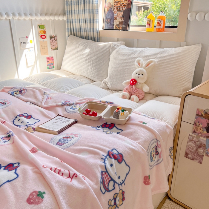 91家纺网 家纺一手货源 找家纺 妖妖家纺 2025新款正版三丽鸥双面印花牛奶绒多功能四季款毛毯空调毯 KT猫和熊