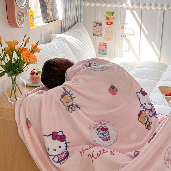 91家纺网 家纺一手货源 找家纺 妖妖家纺 2025新款正版三丽鸥双面印花牛奶绒多功能四季款毛毯空调毯 KT猫和熊