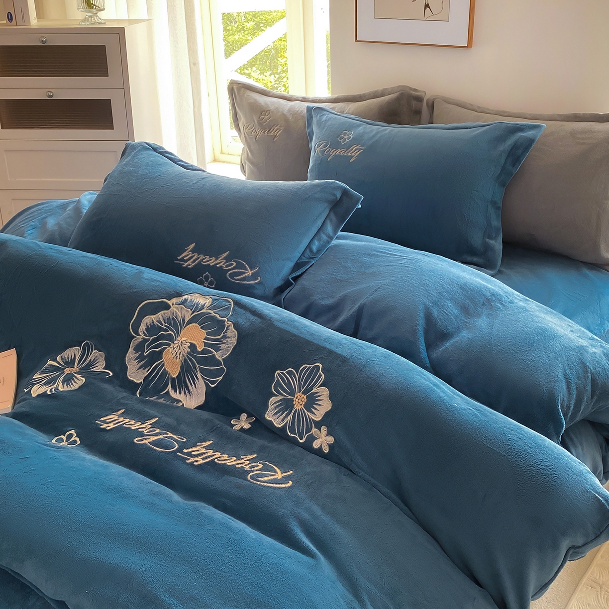 91家纺网 家纺一手货源 找家纺 悦织湾家纺 2025新款绣花200克重牛奶绒四件套刺绣3.5万针7斤重高密加厚保暖跨境专供外贸出口电商热销款 花语-宾利蓝