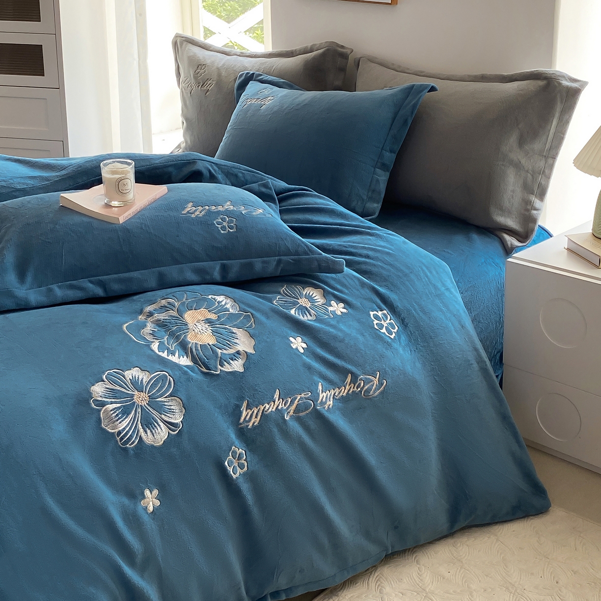 91家纺网 家纺一手货源 找家纺 悦织湾家纺 2025新款绣花200克重牛奶绒四件套刺绣3.5万针7斤重高密加厚保暖跨境专供外贸出口电商热销款 花语-宾利蓝
