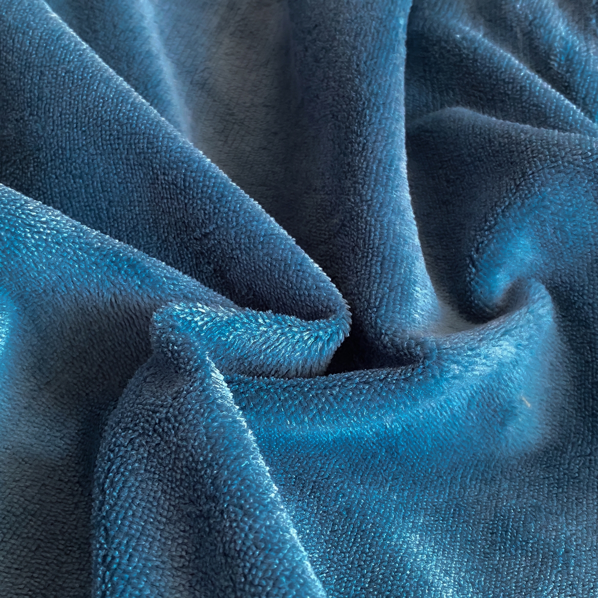 91家纺网 家纺一手货源 找家纺 悦织湾家纺 2025新款绣花200克重牛奶绒四件套刺绣3.5万针7斤重高密加厚保暖跨境专供外贸出口电商热销款 花语-宾利蓝