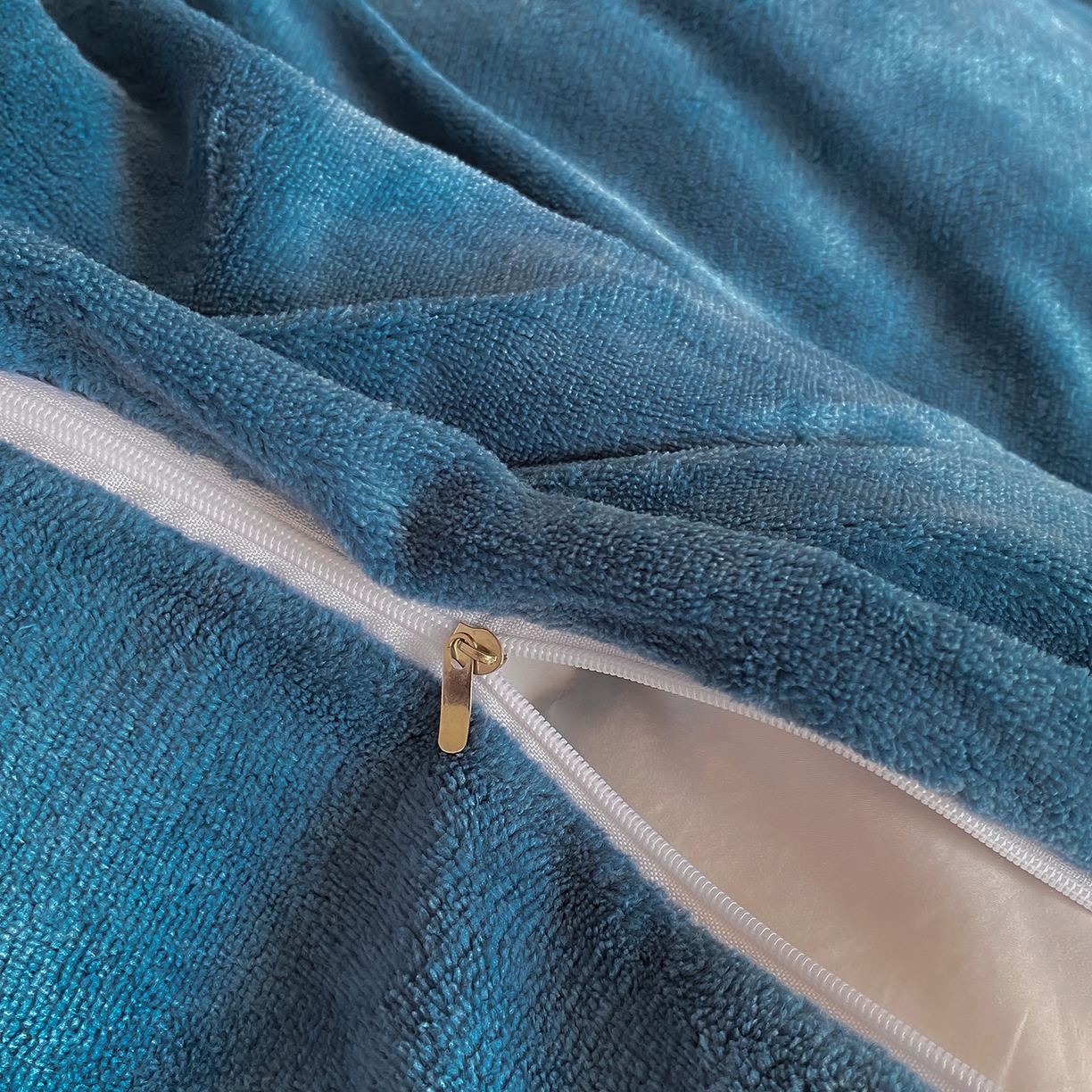 91家纺网 家纺一手货源 找家纺 悦织湾家纺 2025新款绣花200克重牛奶绒四件套刺绣3.5万针7斤重高密加厚保暖跨境专供外贸出口电商热销款 花语-宾利蓝