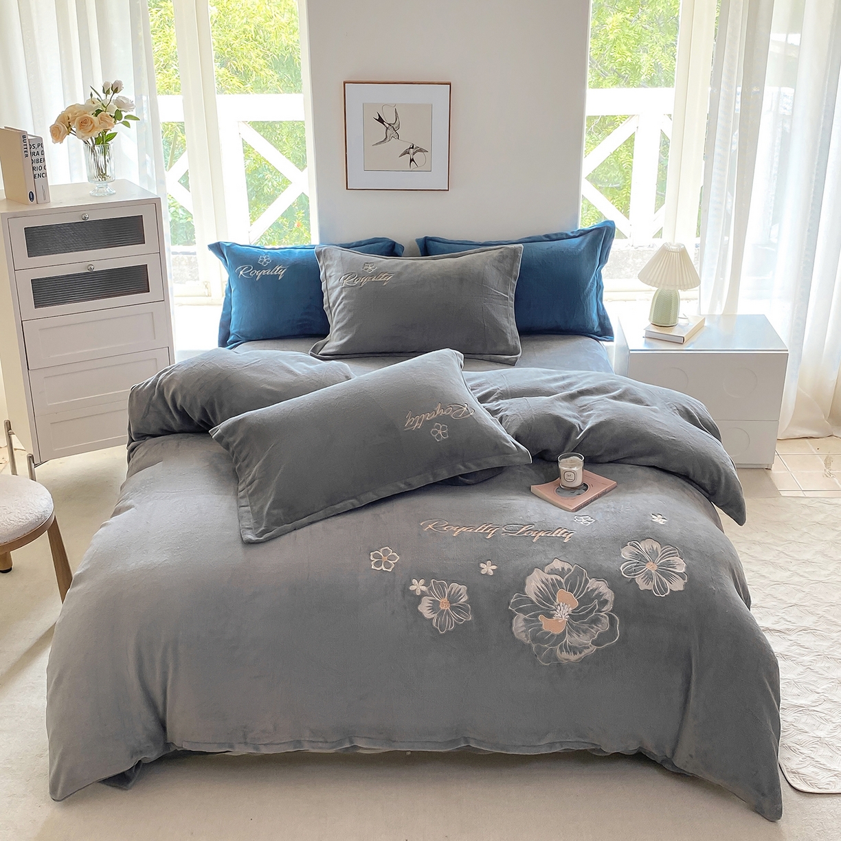悦织湾家纺 2025新款绣花200克重牛奶绒四件套刺绣3.5万针7斤重高密加厚保暖跨境专供外贸出口电商热销款 花语-高级灰