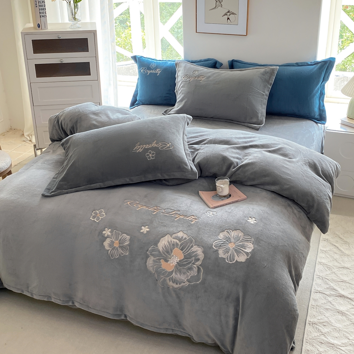 91家纺网 家纺一手货源 找家纺 悦织湾家纺 2025新款绣花200克重牛奶绒四件套刺绣3.5万针7斤重高密加厚保暖跨境专供外贸出口电商热销款 花语-高级灰