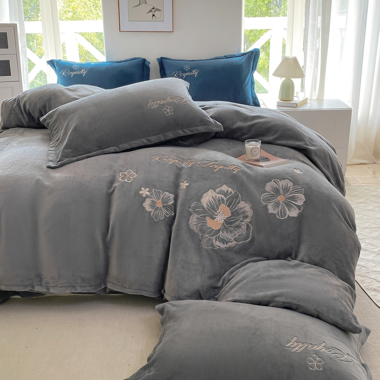 91家纺网 家纺一手货源 找家纺 悦织湾家纺 2025新款绣花200克重牛奶绒四件套刺绣3.5万针7斤重高密加厚保暖跨境专供外贸出口电商热销款 花语-高级灰