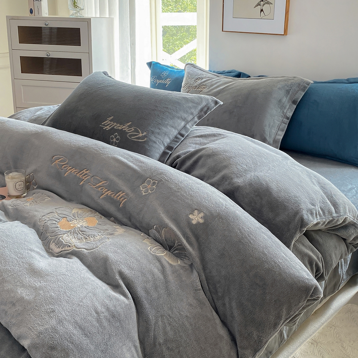 91家纺网 家纺一手货源 找家纺 悦织湾家纺 2025新款绣花200克重牛奶绒四件套刺绣3.5万针7斤重高密加厚保暖跨境专供外贸出口电商热销款 花语-高级灰