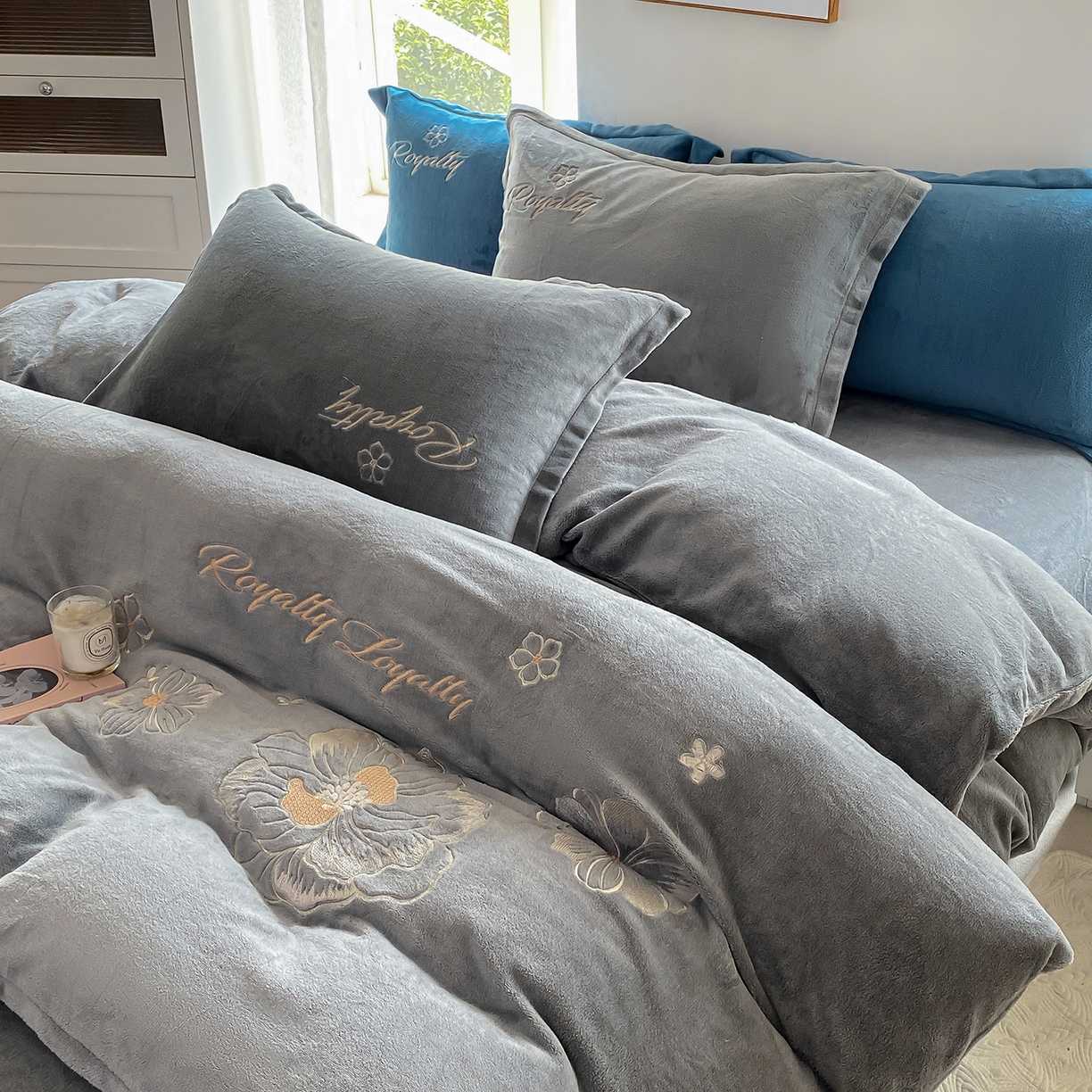 91家纺网 家纺一手货源 找家纺 悦织湾家纺 2025新款绣花200克重牛奶绒四件套刺绣3.5万针7斤重高密加厚保暖跨境专供外贸出口电商热销款 花语-高级灰