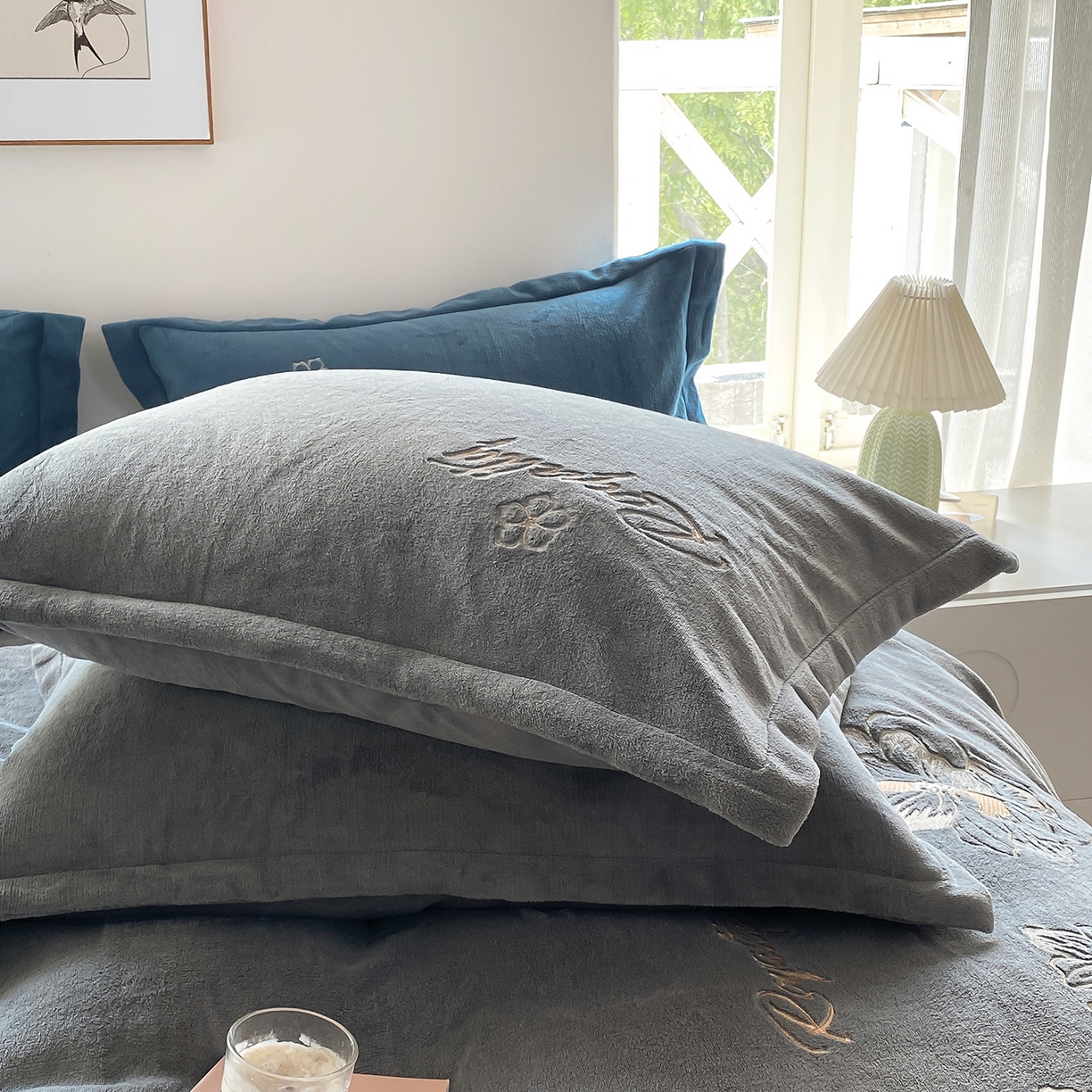 91家纺网 家纺一手货源 找家纺 悦织湾家纺 2025新款绣花200克重牛奶绒四件套刺绣3.5万针7斤重高密加厚保暖跨境专供外贸出口电商热销款 花语-高级灰