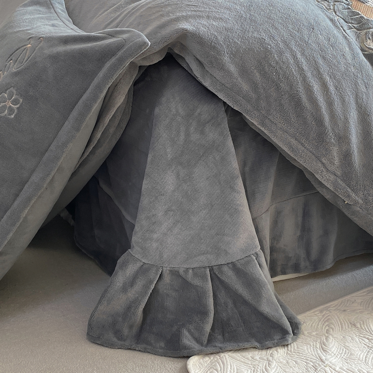 91家纺网 家纺一手货源 找家纺 悦织湾家纺 2025新款绣花200克重牛奶绒四件套刺绣3.5万针7斤重高密加厚保暖跨境专供外贸出口电商热销款 花语-高级灰