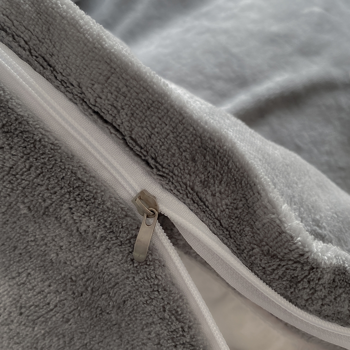 91家纺网 家纺一手货源 找家纺 悦织湾家纺 2025新款绣花200克重牛奶绒四件套刺绣3.5万针7斤重高密加厚保暖跨境专供外贸出口电商热销款 花语-高级灰