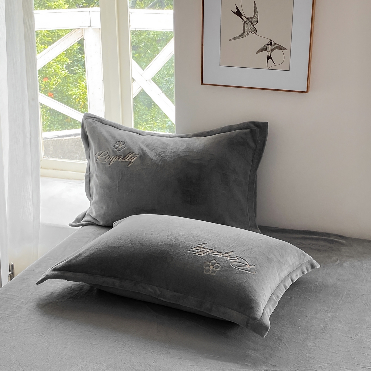 91家纺网 家纺一手货源 找家纺 悦织湾家纺 2025新款绣花200克重牛奶绒四件套刺绣3.5万针7斤重高密加厚保暖跨境专供外贸出口电商热销款 花语-高级灰