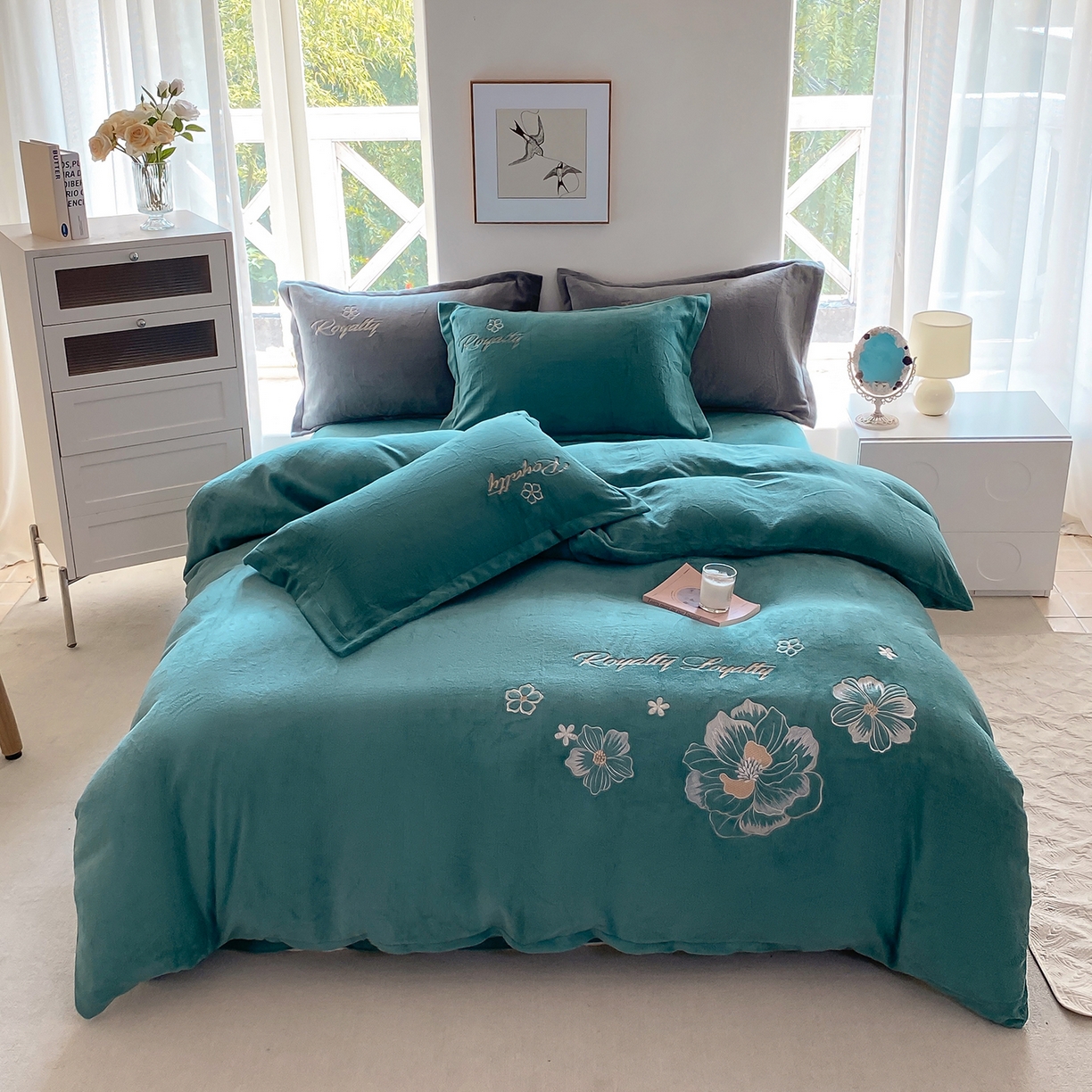 悦织湾家纺 2025新款绣花200克重牛奶绒四件套刺绣3.5万针7斤重高密加厚保暖跨境专供外贸出口电商热销款 花语-墨绿