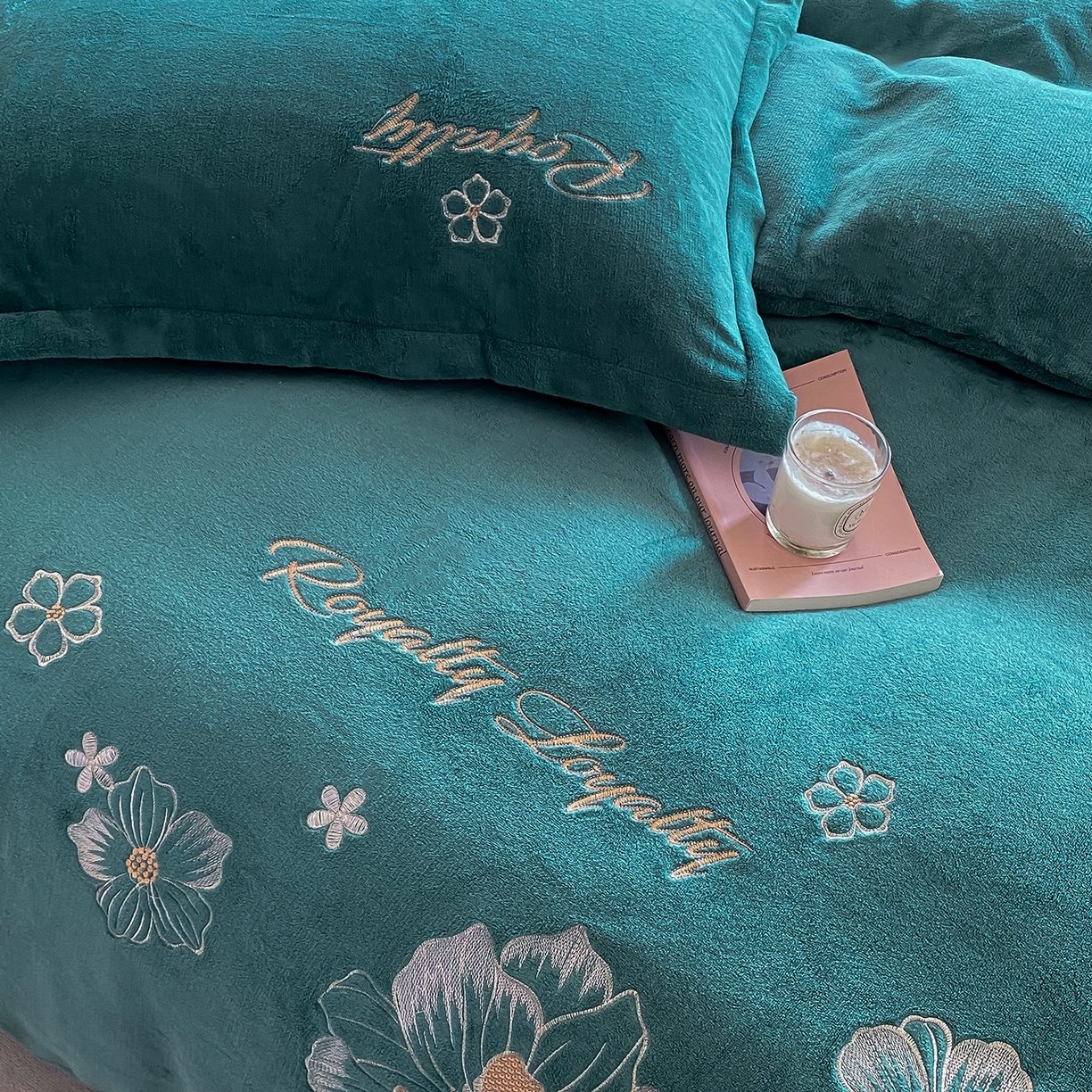 91家纺网 家纺一手货源 找家纺 悦织湾家纺 2025新款绣花200克重牛奶绒四件套刺绣3.5万针7斤重高密加厚保暖跨境专供外贸出口电商热销款 花语-墨绿