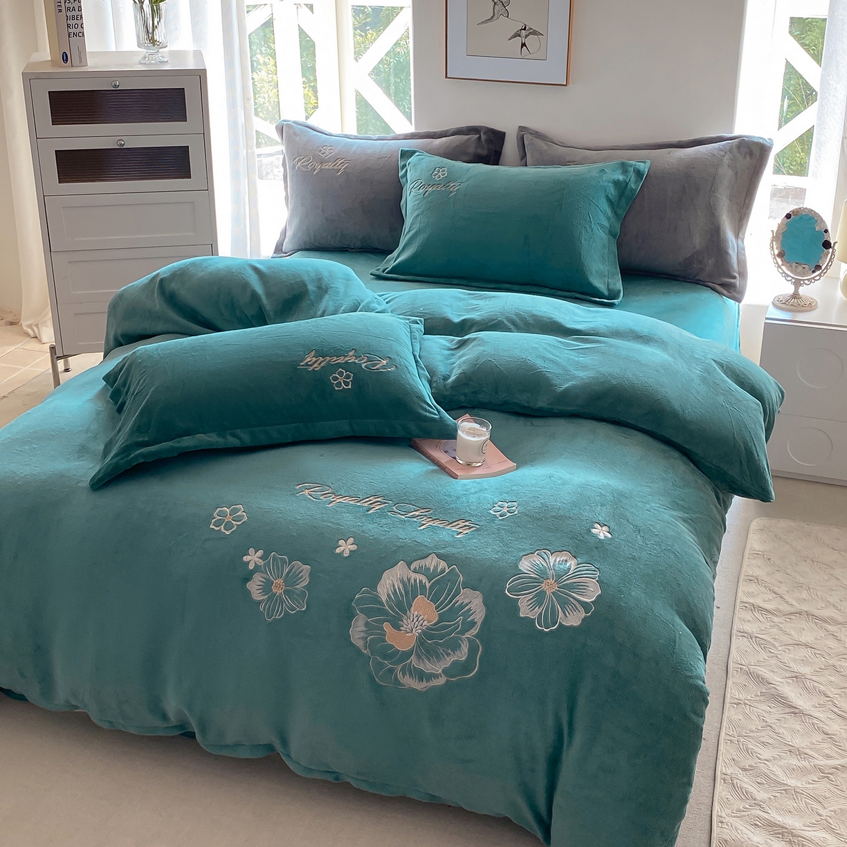 91家纺网 家纺一手货源 找家纺 悦织湾家纺 2025新款绣花200克重牛奶绒四件套刺绣3.5万针7斤重高密加厚保暖跨境专供外贸出口电商热销款 花语-墨绿