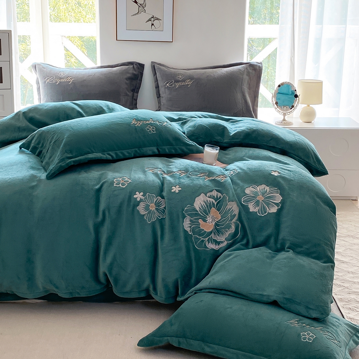 91家纺网 家纺一手货源 找家纺 悦织湾家纺 2025新款绣花200克重牛奶绒四件套刺绣3.5万针7斤重高密加厚保暖跨境专供外贸出口电商热销款 花语-墨绿