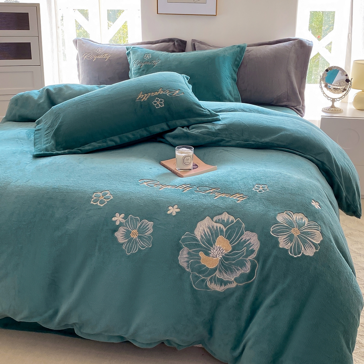 91家纺网 家纺一手货源 找家纺 悦织湾家纺 2025新款绣花200克重牛奶绒四件套刺绣3.5万针7斤重高密加厚保暖跨境专供外贸出口电商热销款 花语-墨绿