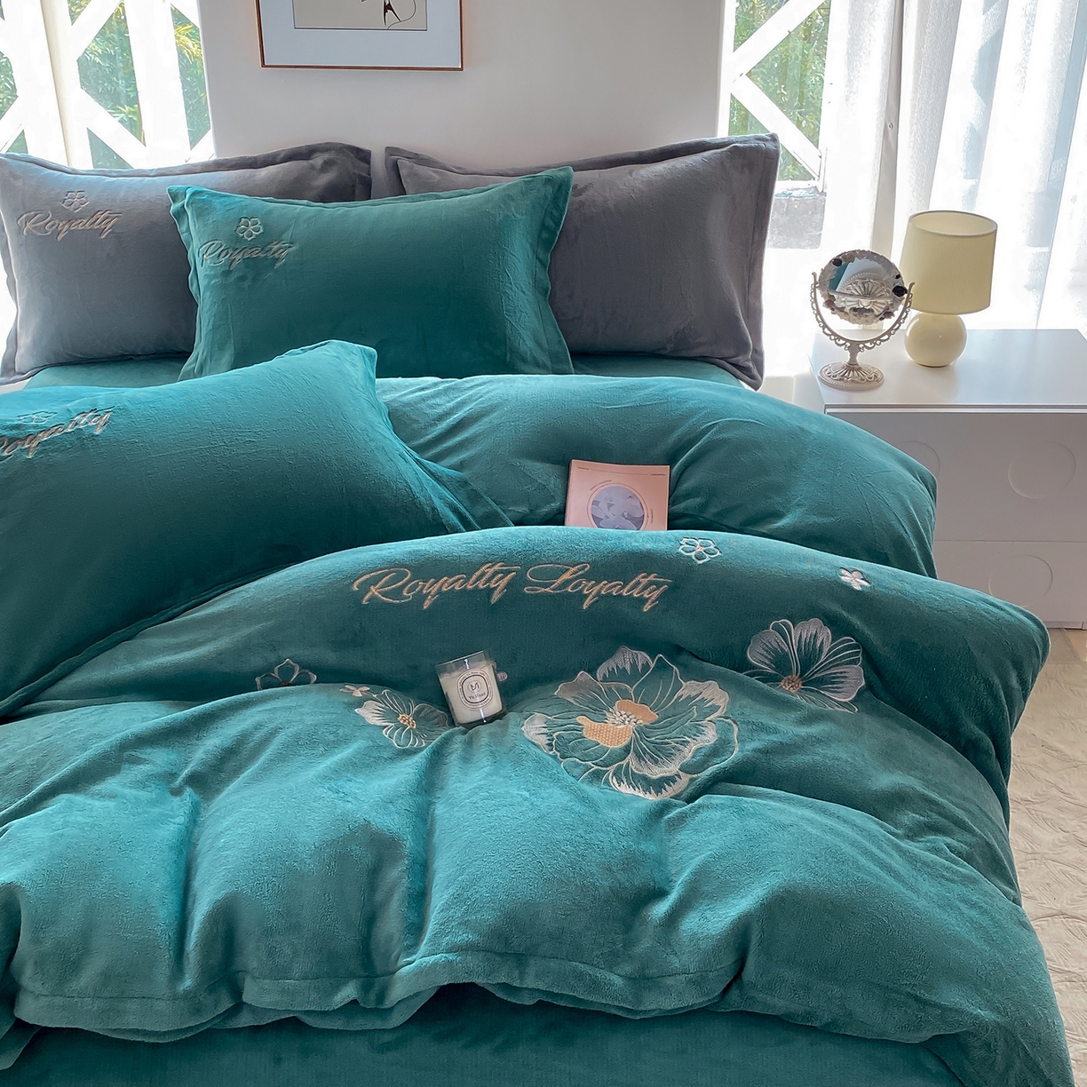 91家纺网 家纺一手货源 找家纺 悦织湾家纺 2025新款绣花200克重牛奶绒四件套刺绣3.5万针7斤重高密加厚保暖跨境专供外贸出口电商热销款 花语-墨绿