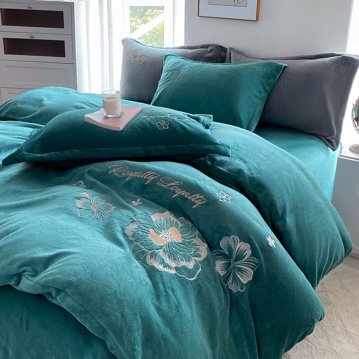 91家纺网 家纺一手货源 找家纺 悦织湾家纺 2025新款绣花200克重牛奶绒四件套刺绣3.5万针7斤重高密加厚保暖跨境专供外贸出口电商热销款 花语-墨绿
