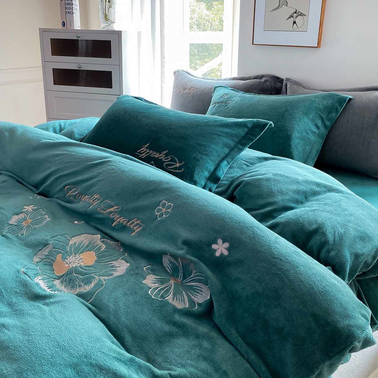 91家纺网 家纺一手货源 找家纺 悦织湾家纺 2025新款绣花200克重牛奶绒四件套刺绣3.5万针7斤重高密加厚保暖跨境专供外贸出口电商热销款 花语-墨绿