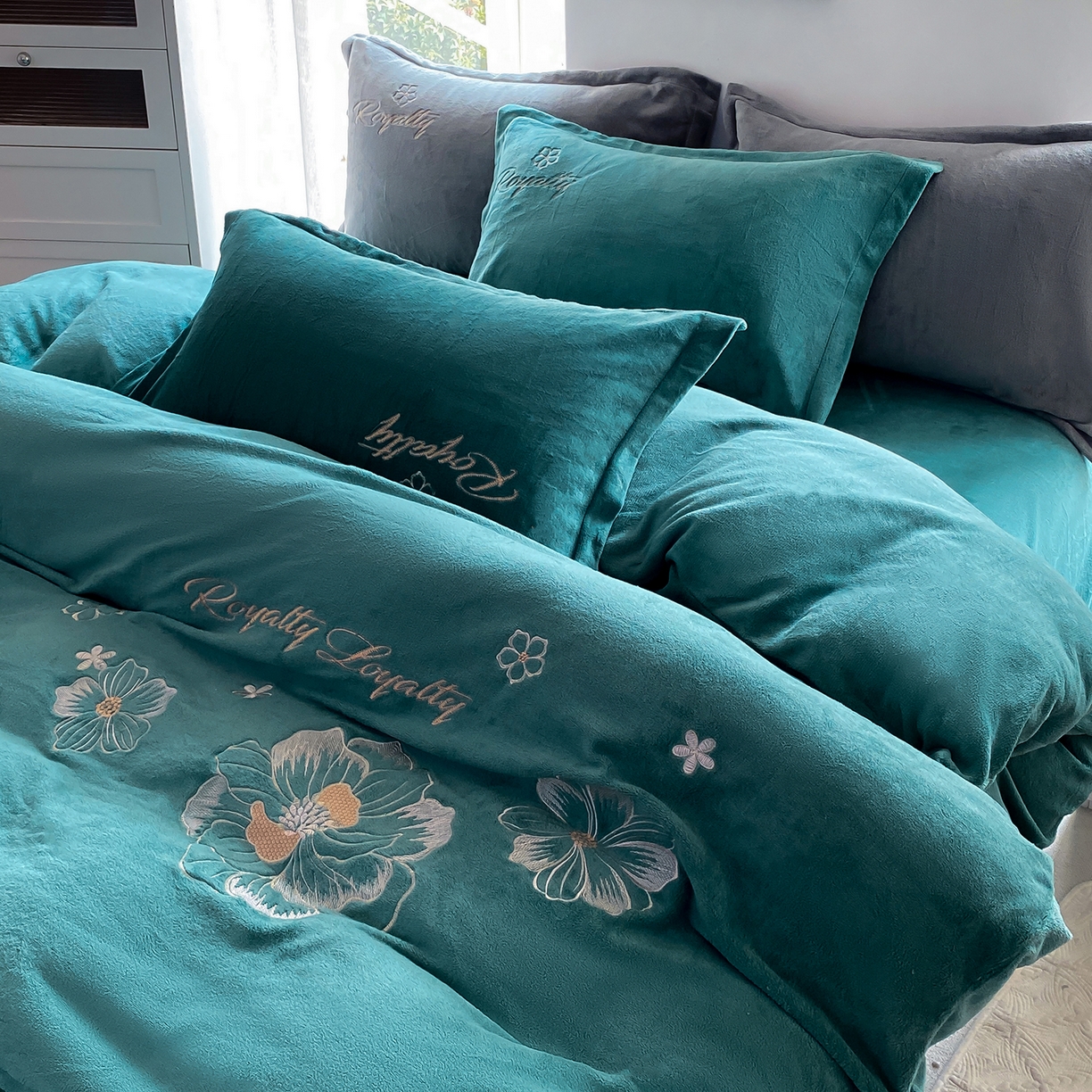 91家纺网 家纺一手货源 找家纺 悦织湾家纺 2025新款绣花200克重牛奶绒四件套刺绣3.5万针7斤重高密加厚保暖跨境专供外贸出口电商热销款 花语-墨绿