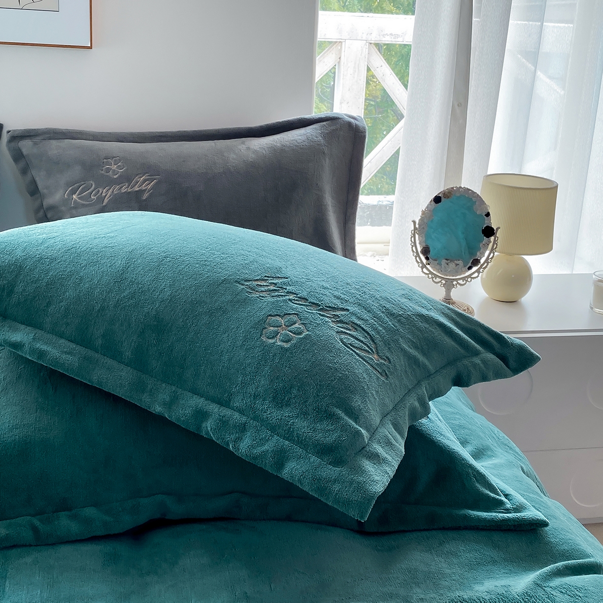 91家纺网 家纺一手货源 找家纺 悦织湾家纺 2025新款绣花200克重牛奶绒四件套刺绣3.5万针7斤重高密加厚保暖跨境专供外贸出口电商热销款 花语-墨绿