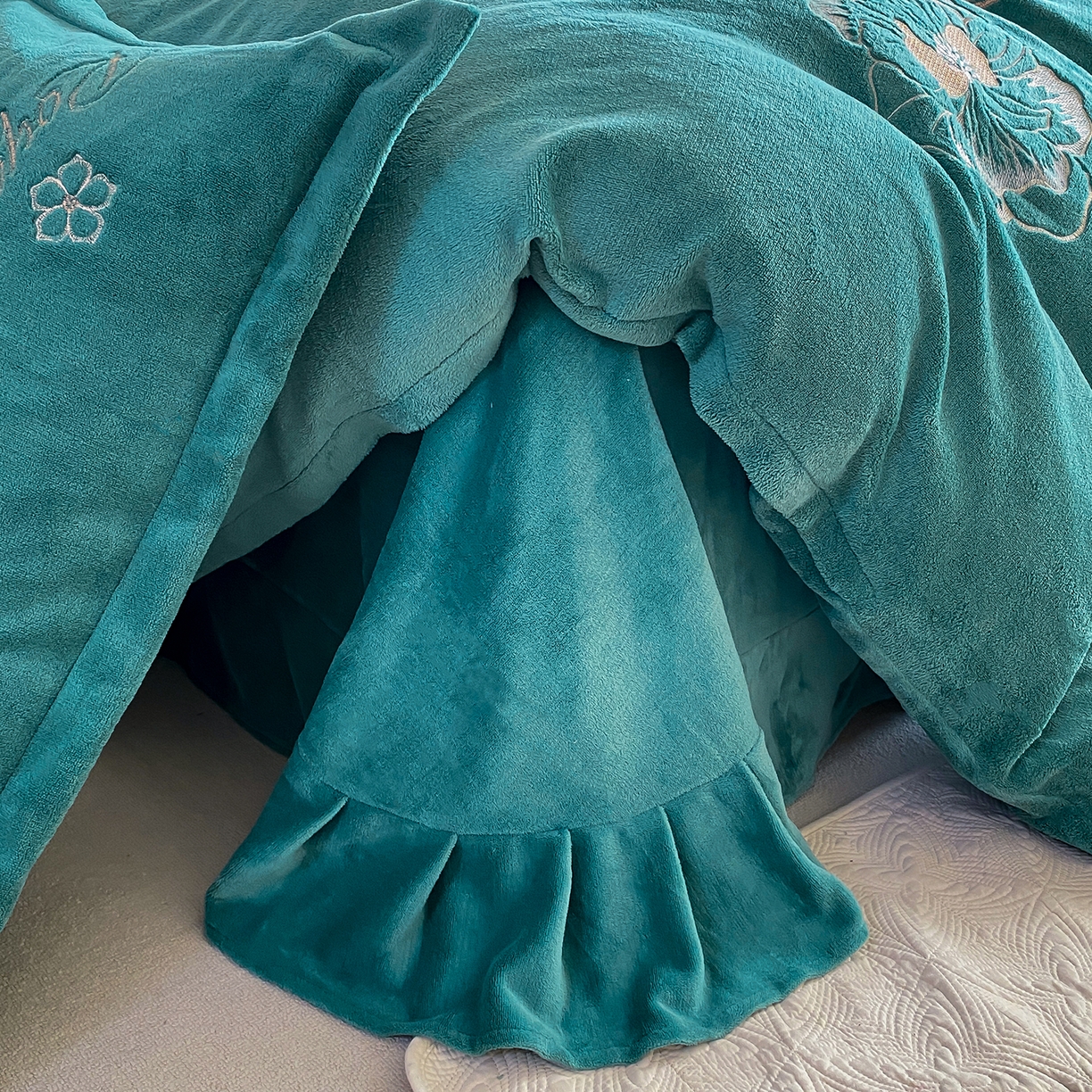 91家纺网 家纺一手货源 找家纺 悦织湾家纺 2025新款绣花200克重牛奶绒四件套刺绣3.5万针7斤重高密加厚保暖跨境专供外贸出口电商热销款 花语-墨绿