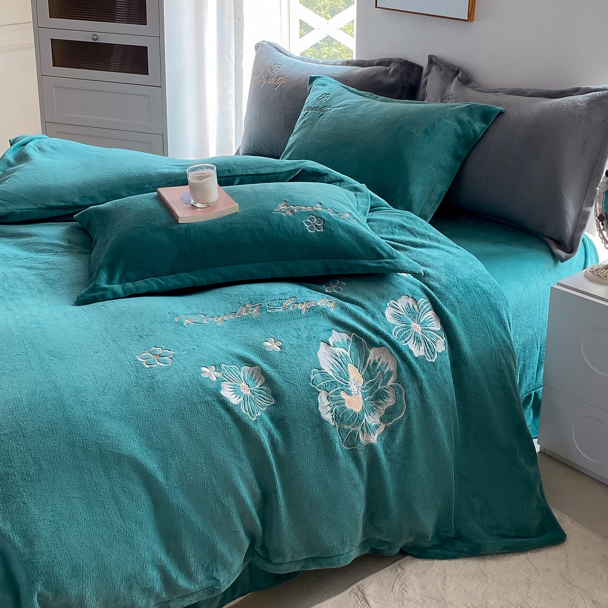 91家纺网 家纺一手货源 找家纺 悦织湾家纺 2025新款绣花200克重牛奶绒四件套刺绣3.5万针7斤重高密加厚保暖跨境专供外贸出口电商热销款 花语-墨绿