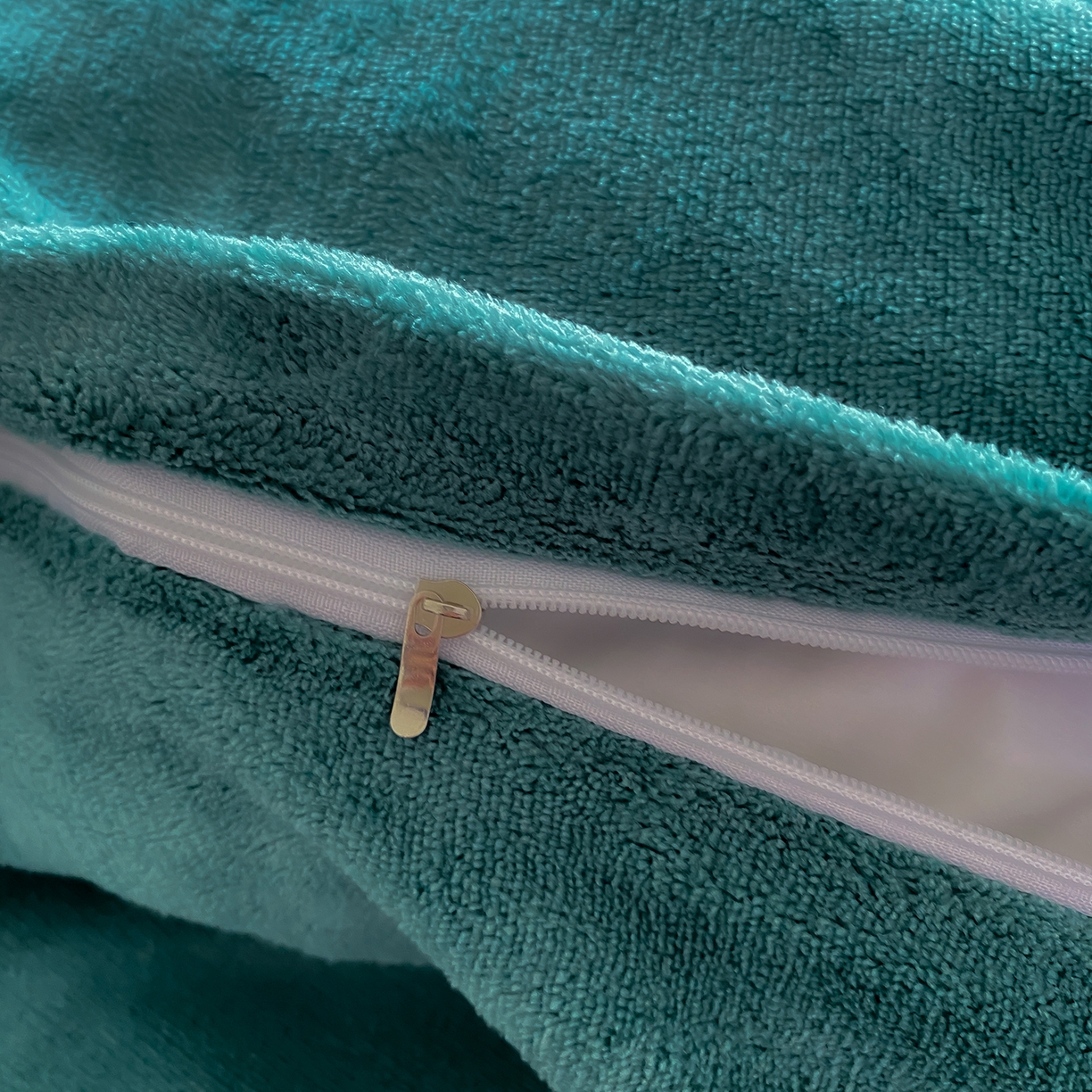 91家纺网 家纺一手货源 找家纺 悦织湾家纺 2025新款绣花200克重牛奶绒四件套刺绣3.5万针7斤重高密加厚保暖跨境专供外贸出口电商热销款 花语-墨绿