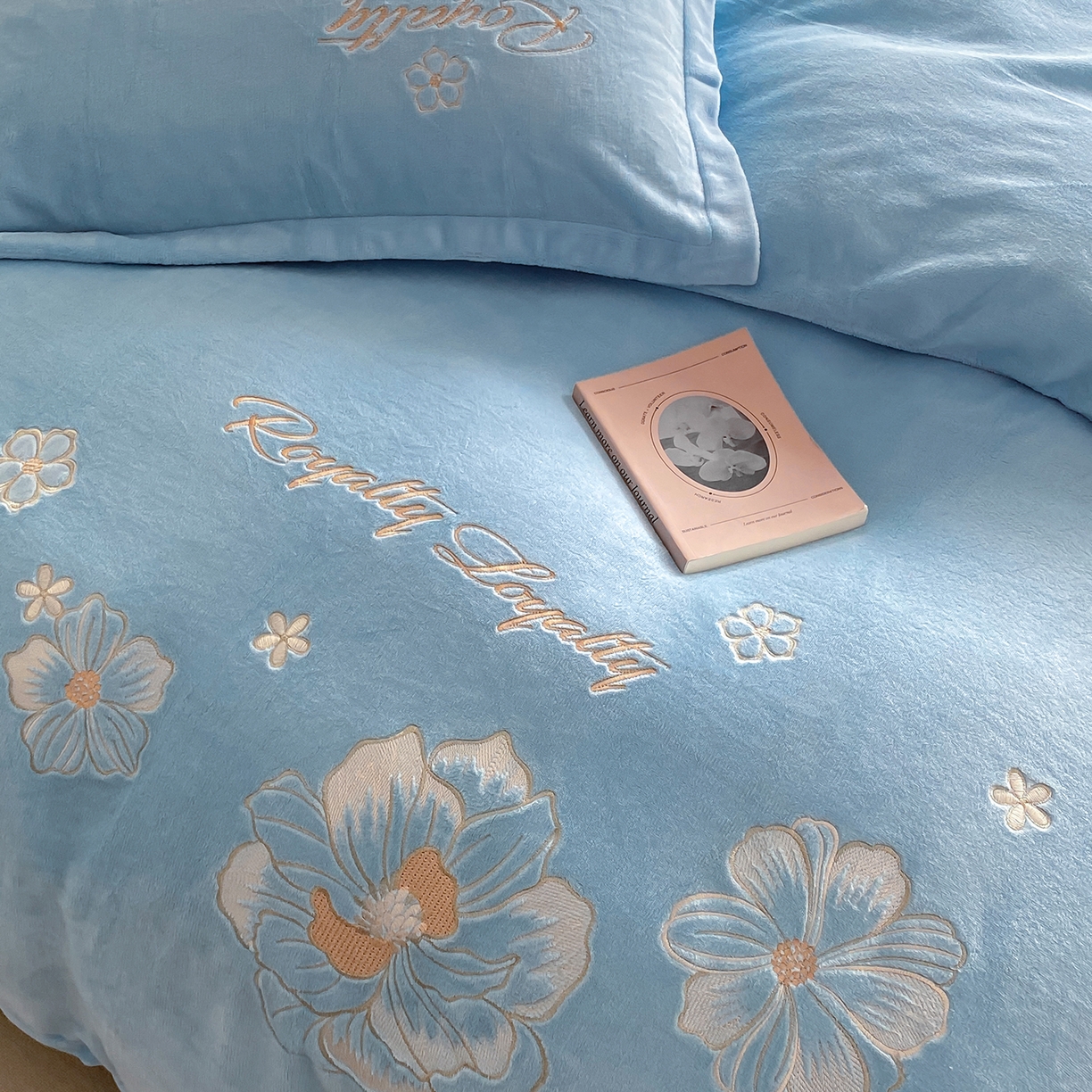 91家纺网 家纺一手货源 找家纺 悦织湾家纺 2025新款绣花200克重牛奶绒四件套刺绣3.5万针7斤重高密加厚保暖跨境专供外贸出口电商热销款 花语-天空蓝