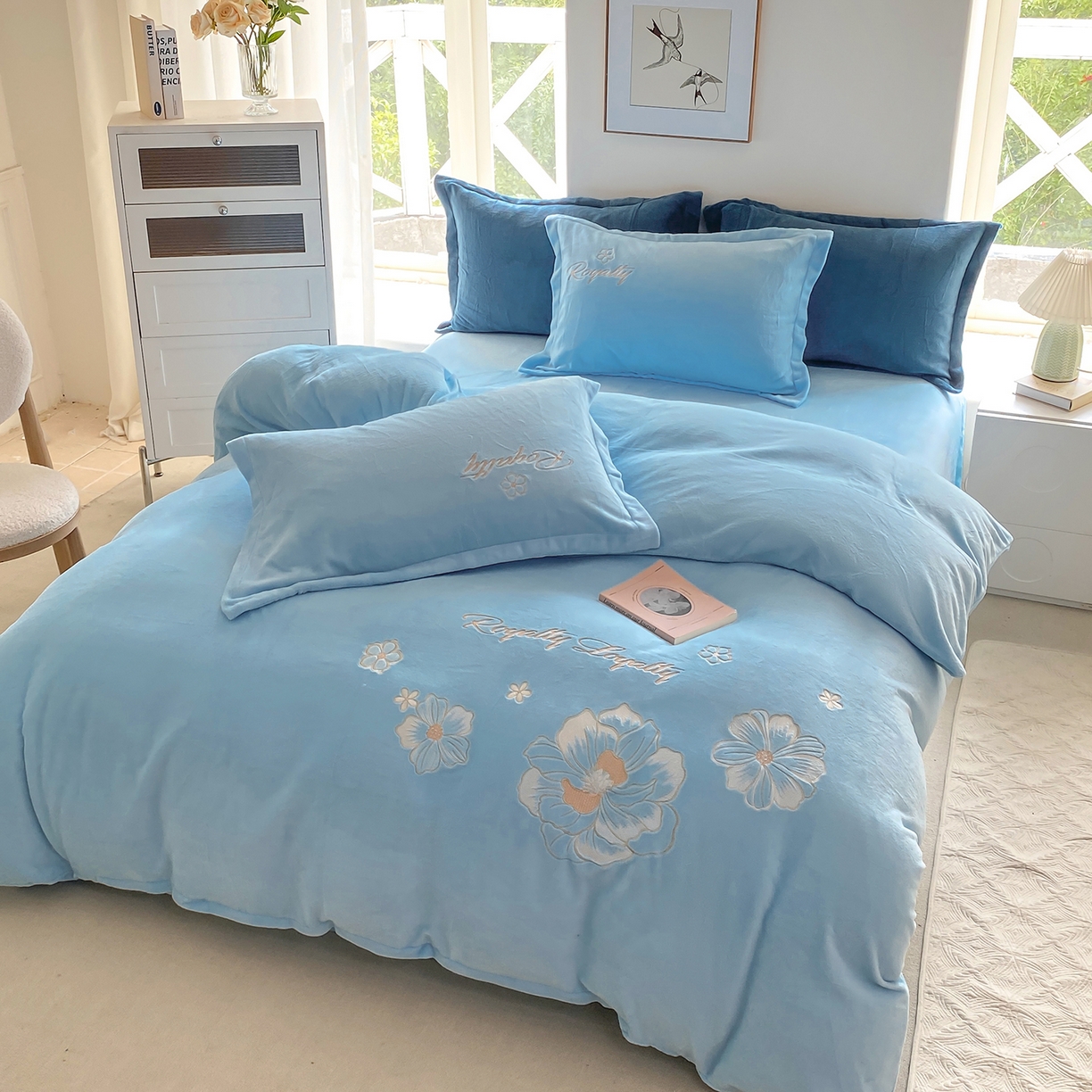 91家纺网 家纺一手货源 找家纺 悦织湾家纺 2025新款绣花200克重牛奶绒四件套刺绣3.5万针7斤重高密加厚保暖跨境专供外贸出口电商热销款 花语-天空蓝