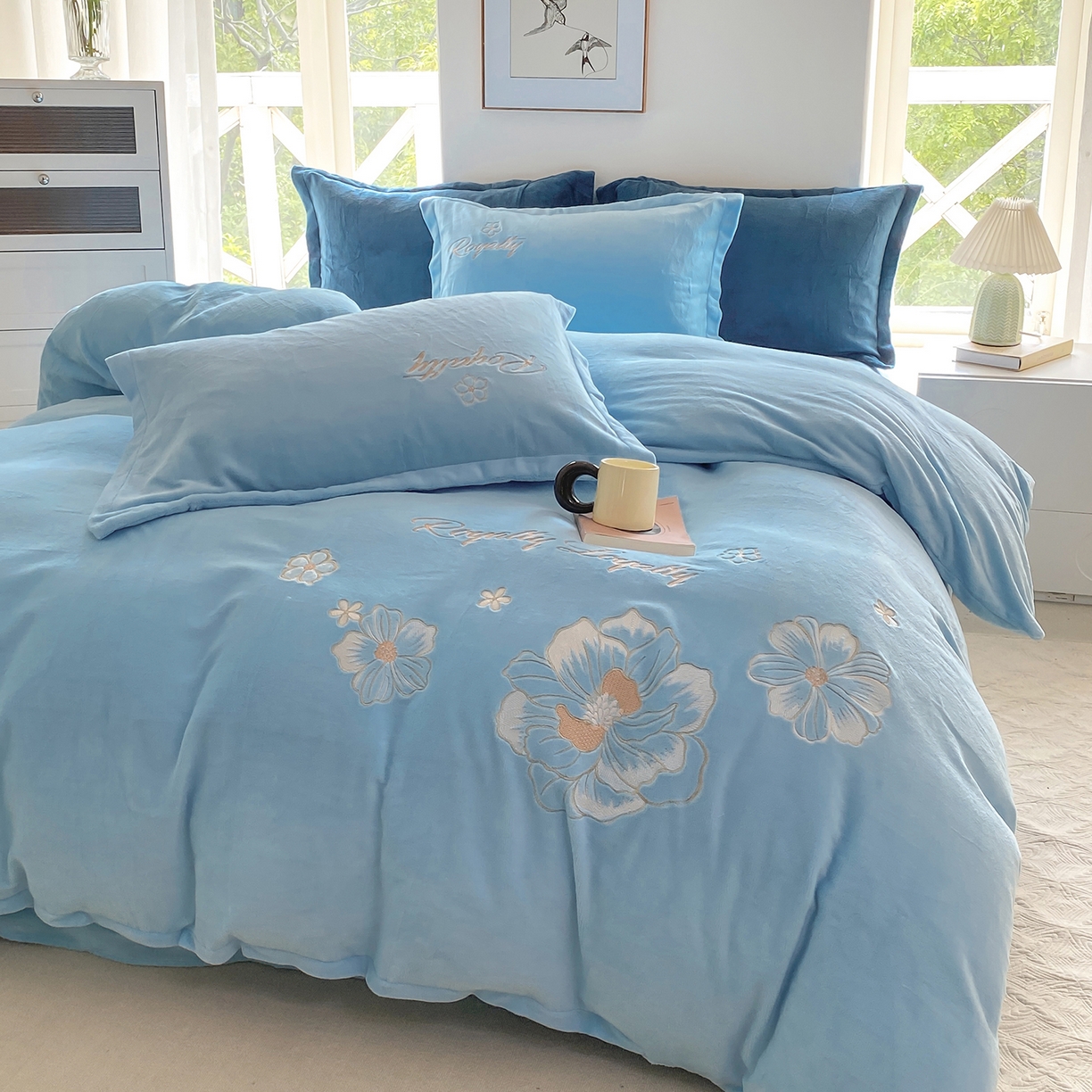 91家纺网 家纺一手货源 找家纺 悦织湾家纺 2025新款绣花200克重牛奶绒四件套刺绣3.5万针7斤重高密加厚保暖跨境专供外贸出口电商热销款 花语-天空蓝