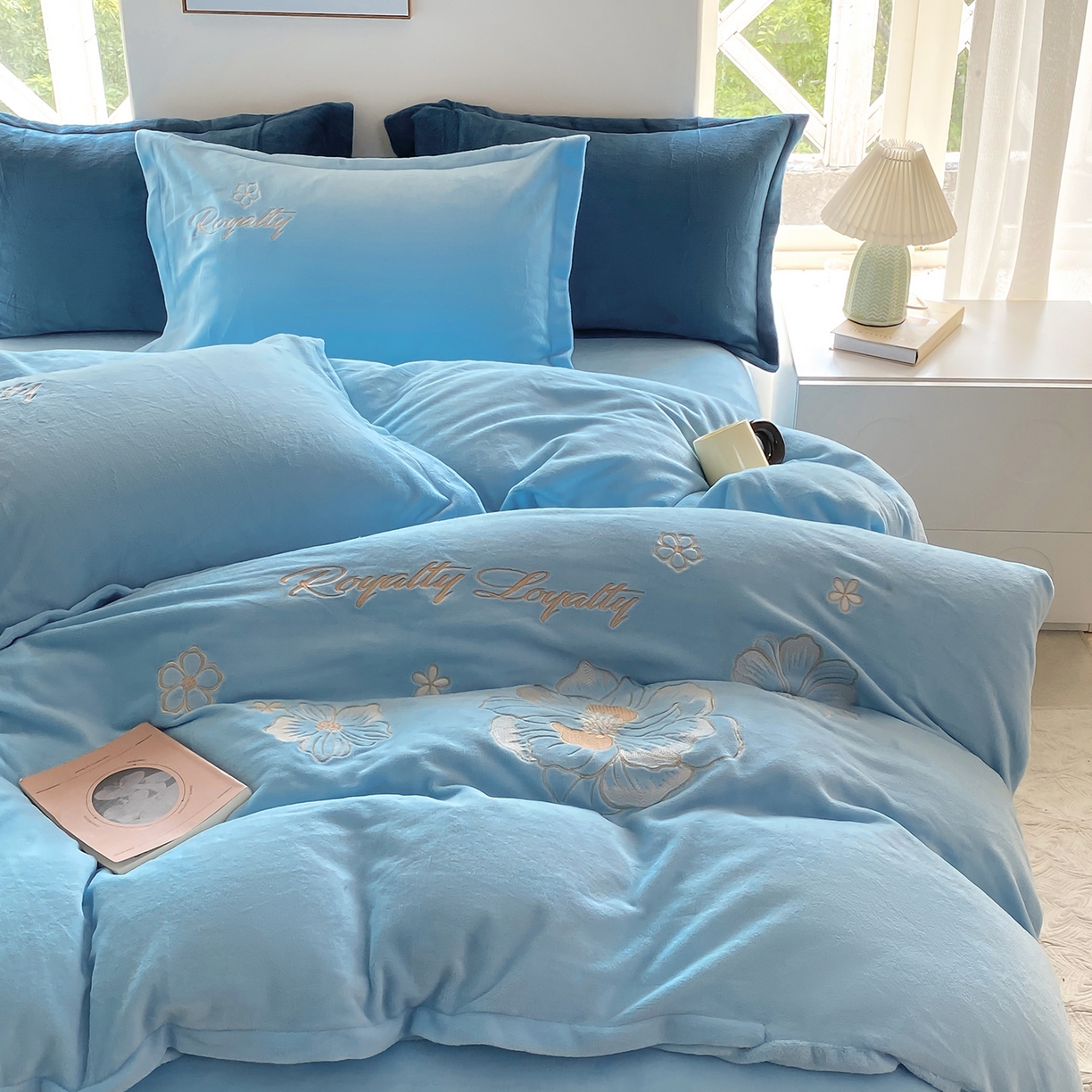 91家纺网 家纺一手货源 找家纺 悦织湾家纺 2025新款绣花200克重牛奶绒四件套刺绣3.5万针7斤重高密加厚保暖跨境专供外贸出口电商热销款 花语-天空蓝