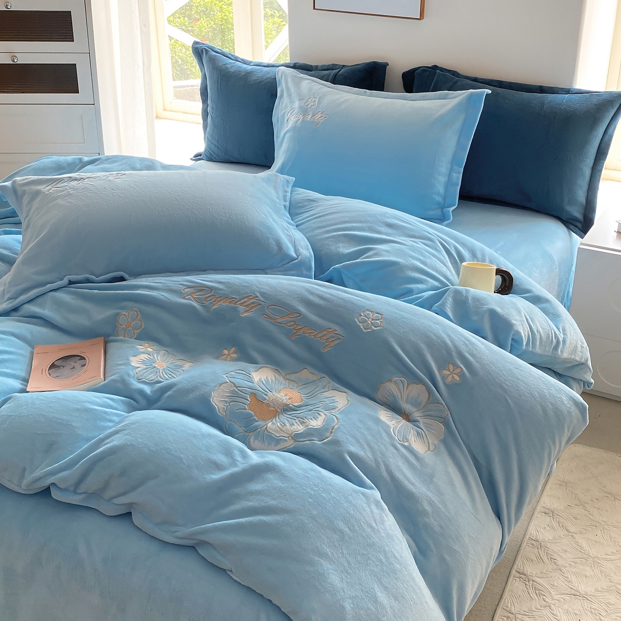 91家纺网 家纺一手货源 找家纺 悦织湾家纺 2025新款绣花200克重牛奶绒四件套刺绣3.5万针7斤重高密加厚保暖跨境专供外贸出口电商热销款 花语-天空蓝