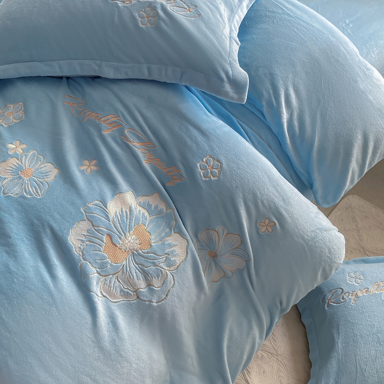 91家纺网 家纺一手货源 找家纺 悦织湾家纺 2025新款绣花200克重牛奶绒四件套刺绣3.5万针7斤重高密加厚保暖跨境专供外贸出口电商热销款 花语-天空蓝