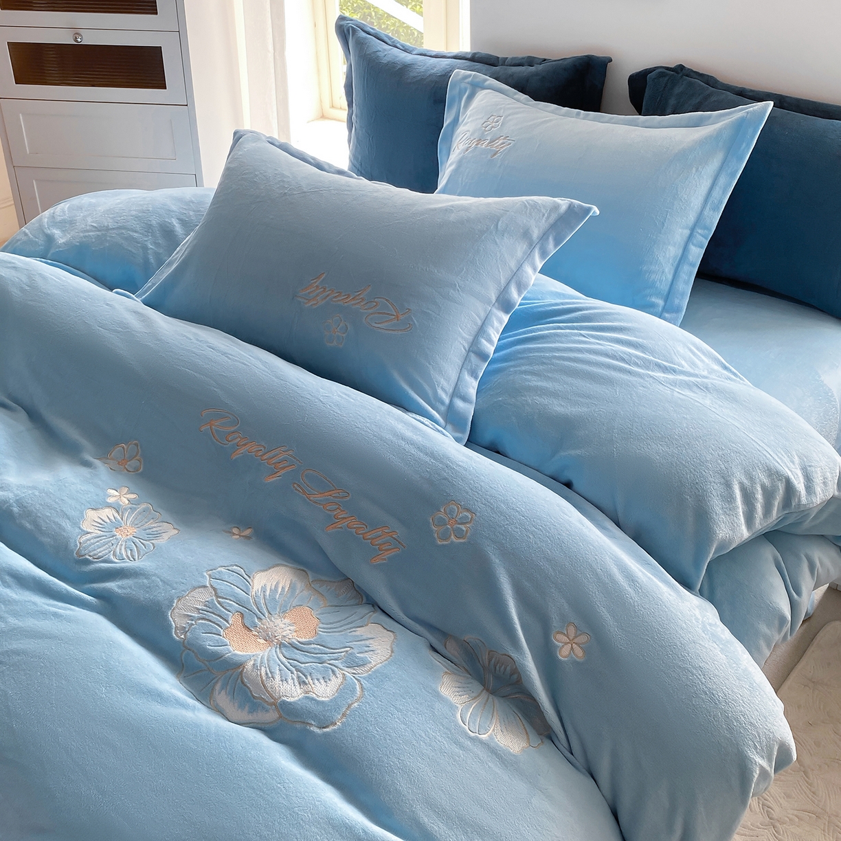 91家纺网 家纺一手货源 找家纺 悦织湾家纺 2025新款绣花200克重牛奶绒四件套刺绣3.5万针7斤重高密加厚保暖跨境专供外贸出口电商热销款 花语-天空蓝