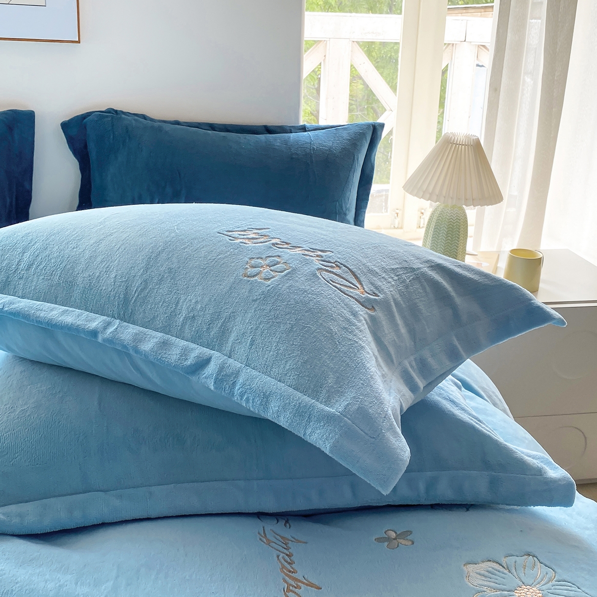 91家纺网 家纺一手货源 找家纺 悦织湾家纺 2025新款绣花200克重牛奶绒四件套刺绣3.5万针7斤重高密加厚保暖跨境专供外贸出口电商热销款 花语-天空蓝