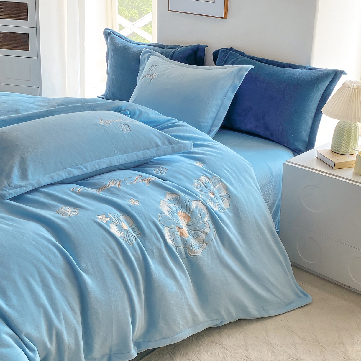 91家纺网 家纺一手货源 找家纺 悦织湾家纺 2025新款绣花200克重牛奶绒四件套刺绣3.5万针7斤重高密加厚保暖跨境专供外贸出口电商热销款 花语-天空蓝