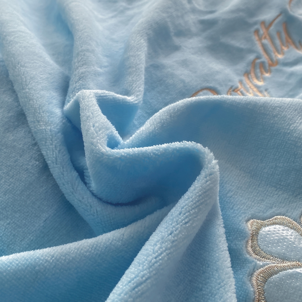 91家纺网 家纺一手货源 找家纺 悦织湾家纺 2025新款绣花200克重牛奶绒四件套刺绣3.5万针7斤重高密加厚保暖跨境专供外贸出口电商热销款 花语-天空蓝