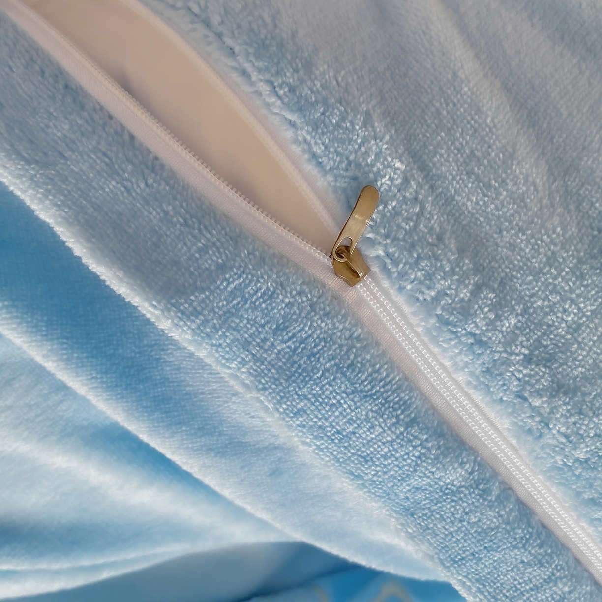 91家纺网 家纺一手货源 找家纺 悦织湾家纺 2025新款绣花200克重牛奶绒四件套刺绣3.5万针7斤重高密加厚保暖跨境专供外贸出口电商热销款 花语-天空蓝