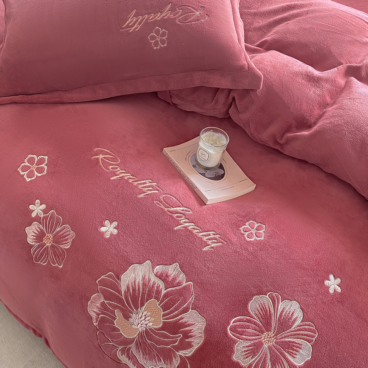 91家纺网 家纺一手货源 找家纺 悦织湾家纺 2025新款绣花200克重牛奶绒四件套刺绣3.5万针7斤重高密加厚保暖跨境专供外贸出口电商热销款 花语-豆沙