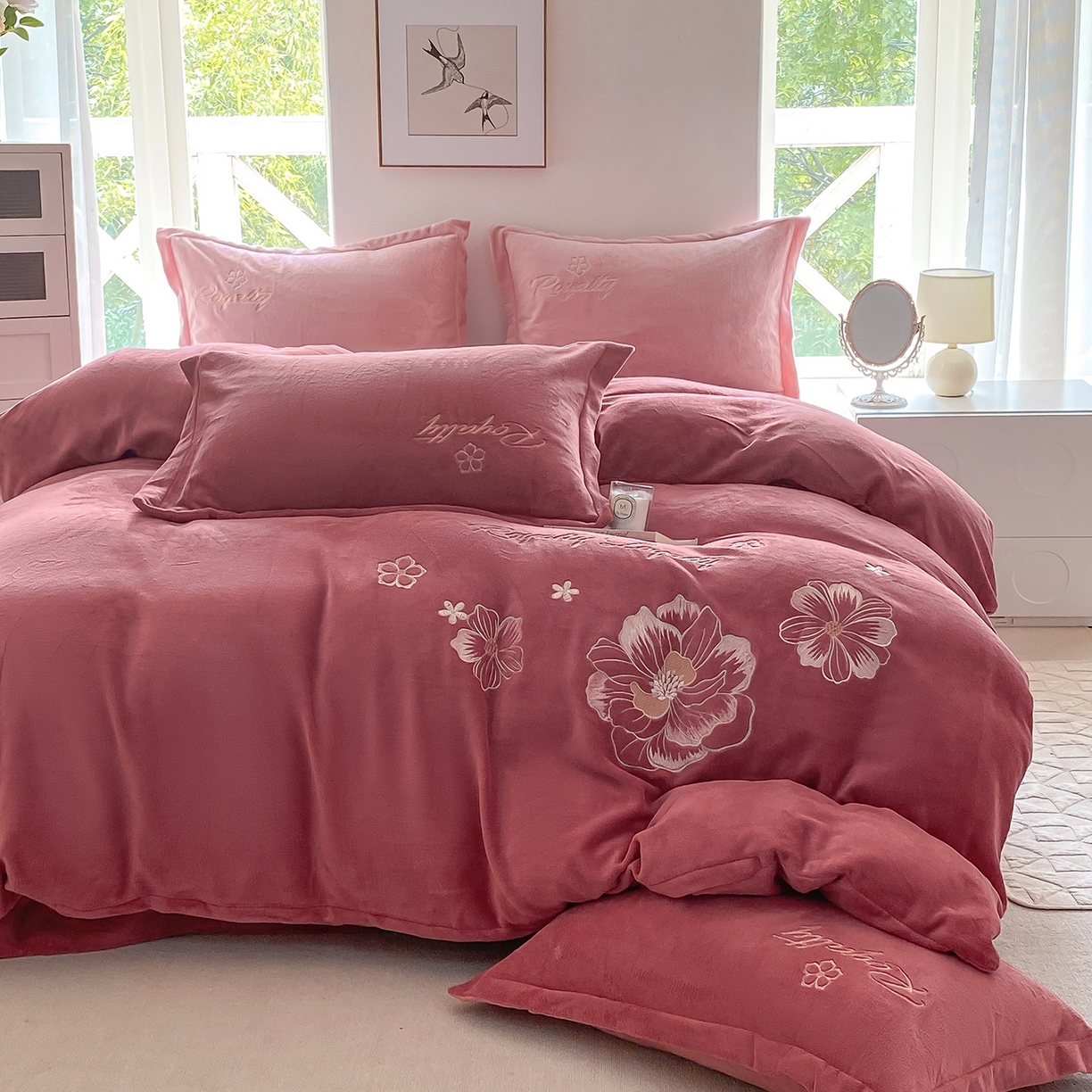 91家纺网 家纺一手货源 找家纺 悦织湾家纺 2025新款绣花200克重牛奶绒四件套刺绣3.5万针7斤重高密加厚保暖跨境专供外贸出口电商热销款 花语-豆沙