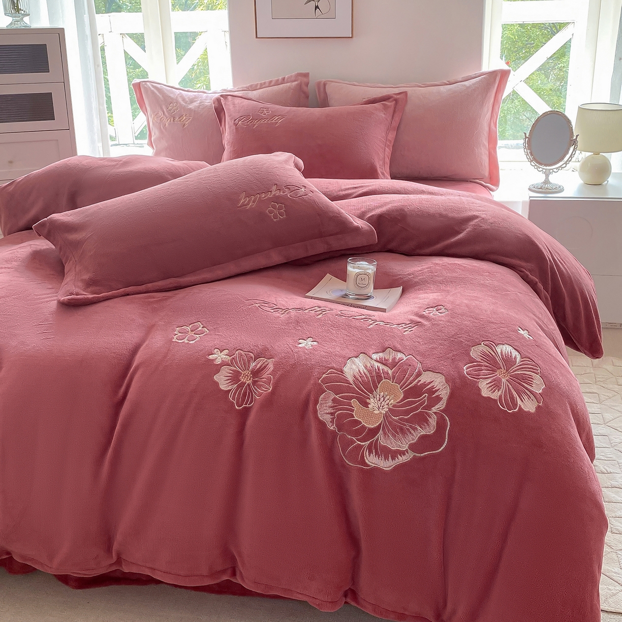 91家纺网 家纺一手货源 找家纺 悦织湾家纺 2025新款绣花200克重牛奶绒四件套刺绣3.5万针7斤重高密加厚保暖跨境专供外贸出口电商热销款 花语-豆沙